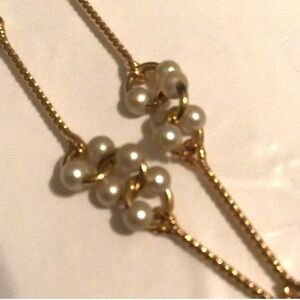 Goldtone Chain Necklace with
Clusters of faux Pearls Hanging
Like Grapes